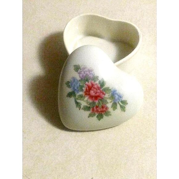 VINTAGE PORCELAIN JEWELRY BOX , TRINKET BOX - Picture 1 of 3